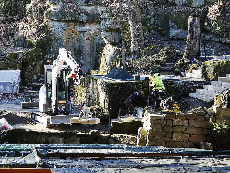 Mit schwerem Ger&auml;t werden zurzeit die krummen und ausgetretenen Treppen (wie links im Bild) durch neue Sandsteinstufen (rechts) ersetzt.