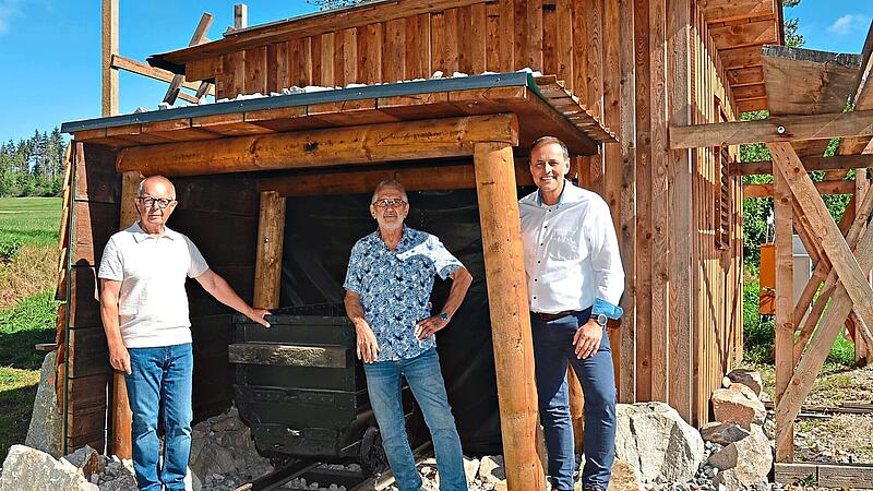 B&uuml;rgermeister Daniel Wei&szlig;erth (rechts) informierte sich bei Alfons Wilczek (links) und Georg Langguth vor Ort an der B&uuml;ttnerszeche in Reitsch vom Fortschritt eines Informationsst&uuml;tzpunktes und Bau einer Schutzh&uuml;tte an geschichtstr&auml;chtigen Ort info...