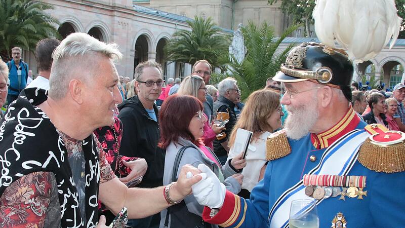 Hubert Fella (links) hat sich beim Rakoczy-Fest 2023 unter anderem mit Ludwig B&uuml;chner alias Ludwig III. unterhalten.