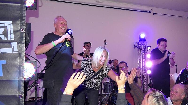 F&uuml;r die Organisation des Konzertes dankte der kommunale Behindertenbeauftragte Edwin Oppelt der Bereichsleiterin Geli Seifert von der Rummelsberger Diakonie.