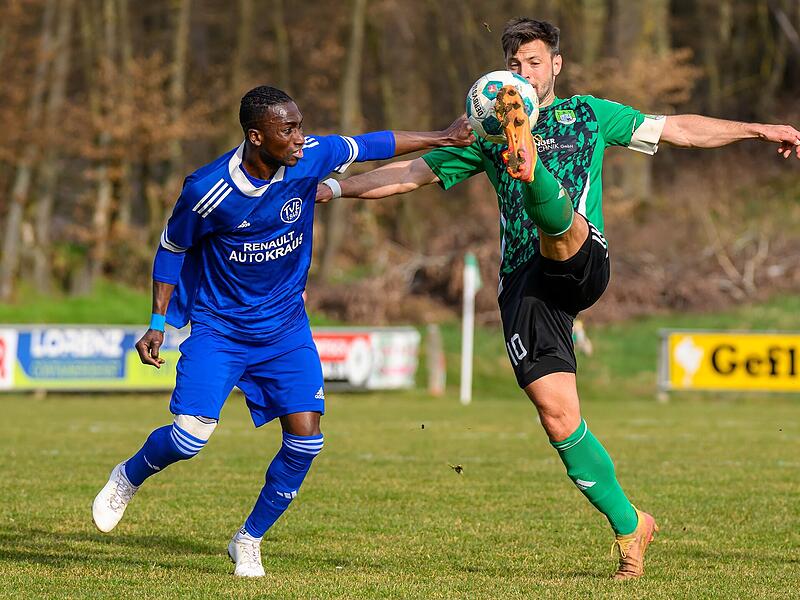 Der Neunkirchner Manuel Menges (r.) &ndash; hier gegen  Mamudu Jibril &ndash;  traf gegen Spitzenreiter Erlangen  kurz vor Schluss.