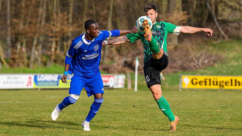 Der Neunkirchner Manuel Menges (r.) &ndash; hier gegen  Mamudu Jibril &ndash;  traf gegen Spitzenreiter Erlangen  kurz vor Schluss.