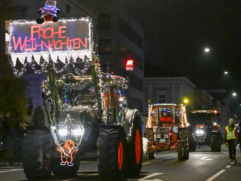 Fantastisch: Bunt geschm&uuml;ckte Traktoren wie hier werden am Adventssonntag nun wieder durch Bamberg fahren.
