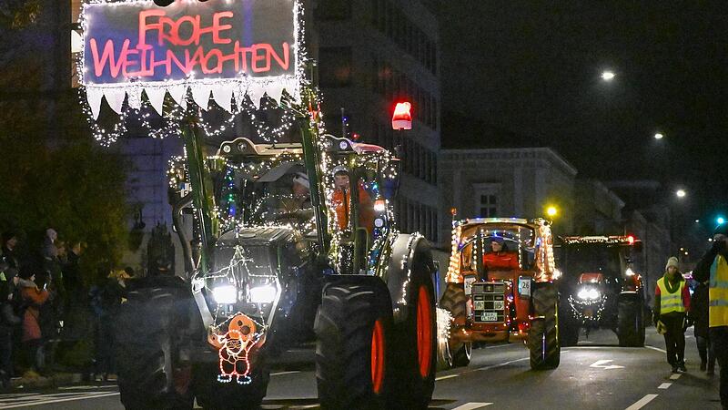50 geschm&uuml;ckte Traktoren nahmen 2022 an der Lichterfahrt durch Bamberg teil.