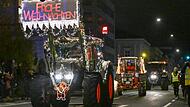 50 geschm&uuml;ckte Traktoren nahmen 2022 an der Lichterfahrt durch Bamberg teil.