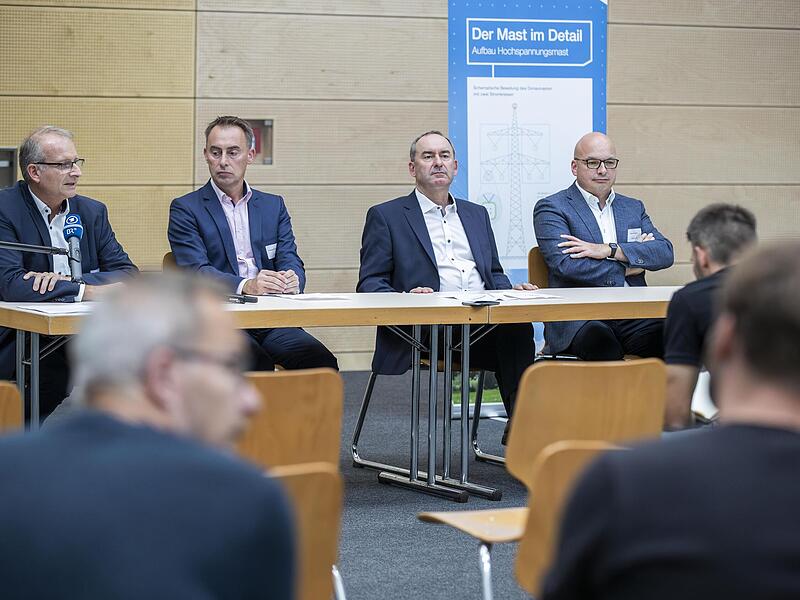 Pressekonferenz zum Projekt P540 mit (von links) Robert Pf&uuml;gl (Bayernwerk Netz GmbH), Thomas Ehrhardt-Unglaub (Tennet), Wirtschafts- und Energieminister Hubert Aiwanger und M&uuml;nnerstadts B&uuml;rgermeister Michael Kastl.