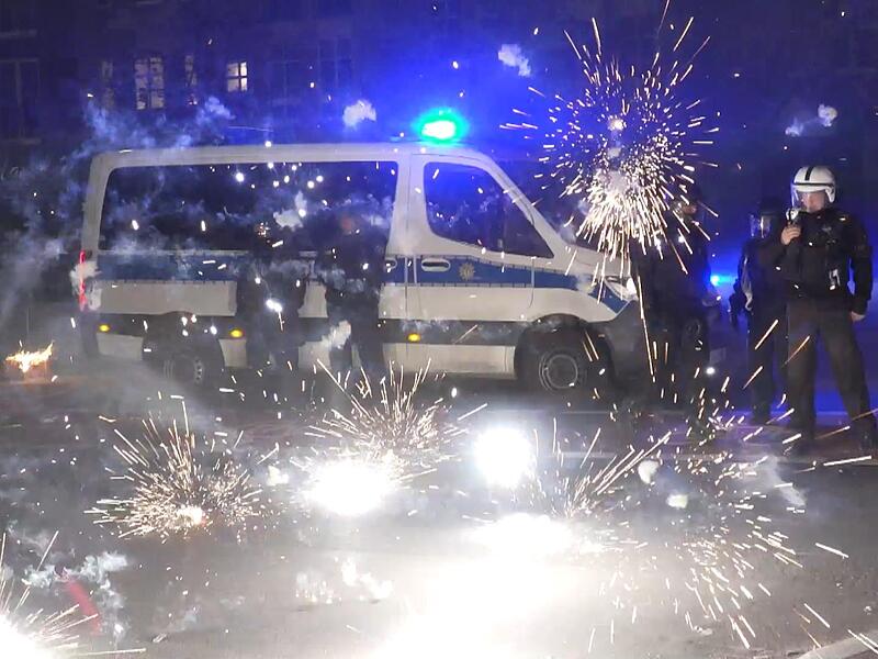 Wie hier in Berlin 2022 werden Polizisten und andere Einsatzkr&auml;fte gerade in der Silvesternacht immer wieder Ziel von Angriffen.