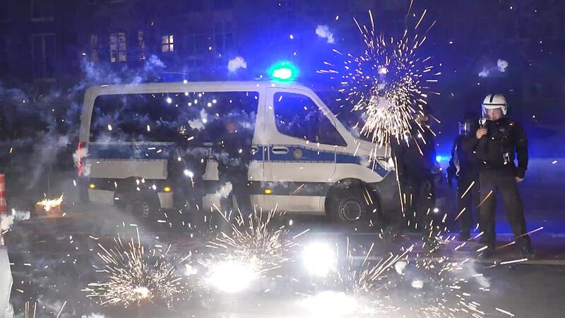 Wie hier in Berlin 2022 werden Polizisten und andere Einsatzkr&auml;fte gerade in der Silvesternacht immer wieder Ziel von Angriffen.