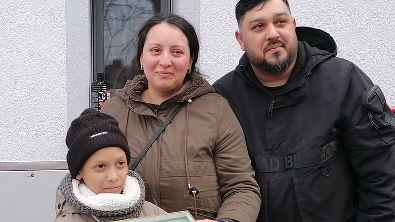 10.000 Euro wurden bei der Spendenaktion f&uuml;r David gesammelt. Hier Familie Ene mit der Spendenbox.