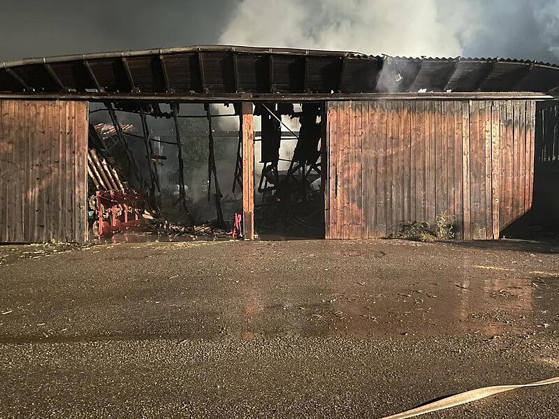Mehrere Maschinen in der Halle wurden durch das Feuer beschädigt.