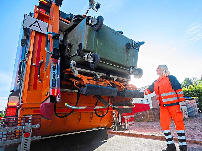 Die M&uuml;llentsorgung wird ausschlie&szlig;lich &uuml;ber Geb&uuml;hren finanziert. Im Landkreis Forchheim sollen zudem f&uuml;nf elektrische M&uuml;lltransporter angeschafft werden.Julian Stratenschulte, dpa