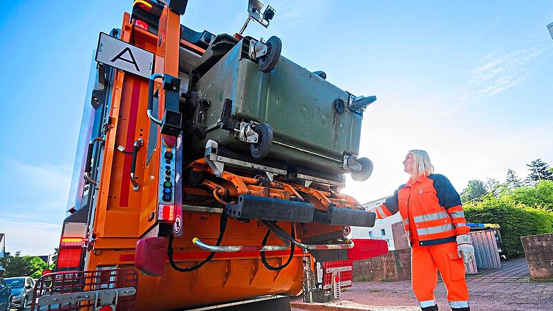 Die M&uuml;llentsorgung wird ausschlie&szlig;lich &uuml;ber Geb&uuml;hren finanziert. Im Landkreis Forchheim sollen zudem f&uuml;nf elektrische M&uuml;lltransporter angeschafft werden.Julian Stratenschulte, dpa