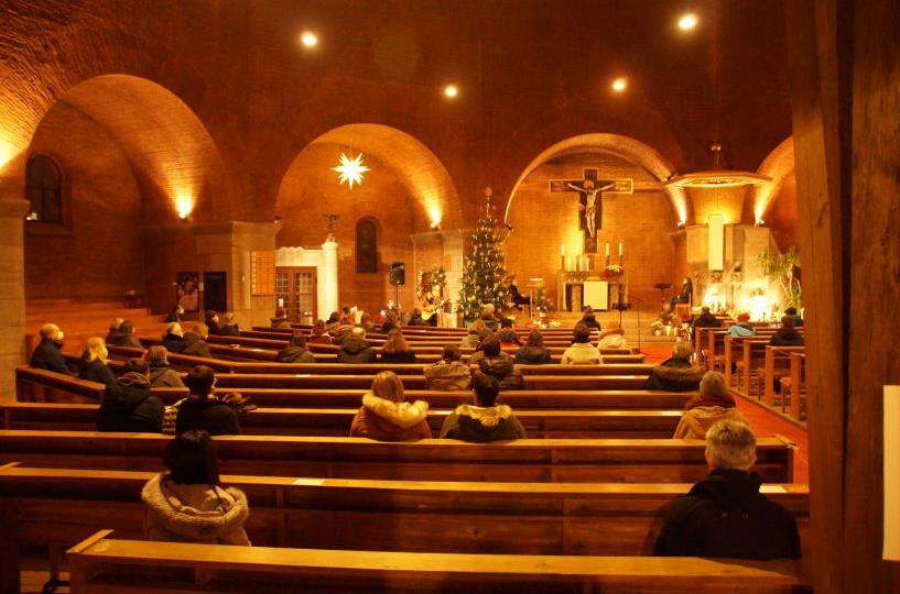 Die Evangelische Studenten-Gemeinde hielt ihren zweiten Poetry-Preacher-Slam-Uni-Gottesdienst wieder in der Bamberger Erlöserkirche. Die Evangelische Studenten-Gemeinde hielt ihren zweiten Poetry-Preacher-Slam-Uni-Gottesdienst wieder in der Bamberger Erlöserkirche.