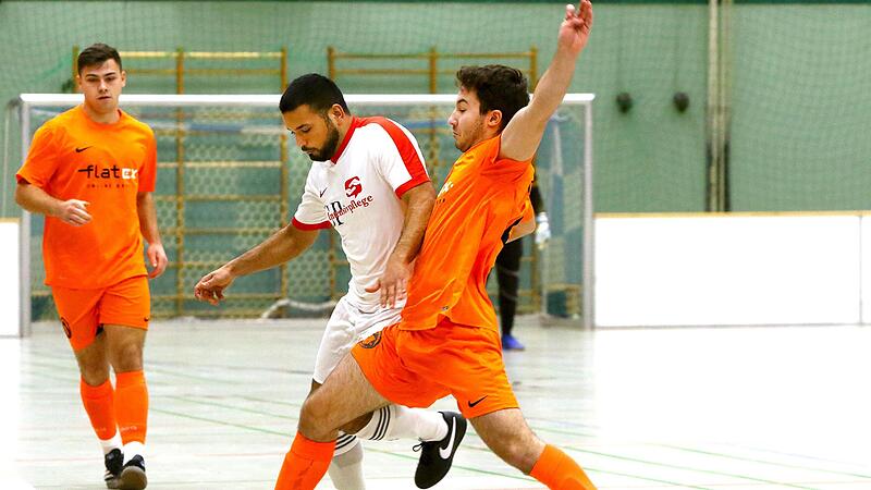 Beim bislang letzten Rundschau-Cup 2020 setzte sich der ATS Kulmbach im Halbfinale gegen Vatan Spor durch. Doch diesmal fehlen beide Mannschaften mangels Personal. Hier attackiert Ferhat Celikten (wei&szlig;es Trikot) den ATS-Spieler Christos Lekkas. Ni...