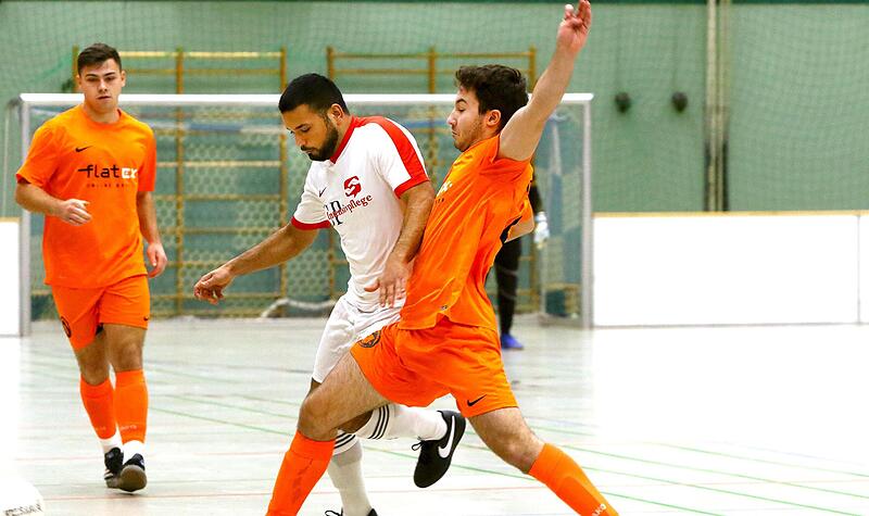 Beim bislang letzten Rundschau-Cup 2020 setzte sich der ATS Kulmbach im Halbfinale gegen Vatan Spor durch. Doch diesmal fehlen beide Mannschaften mangels Personal. Hier attackiert Ferhat Celikten (weißes Trikot) den ATS-Spieler Christos Lekkas. Ni... Beim bislang letzten Rundschau-Cup 2020 setzte sich der ATS Kulmbach im Halbfinale gegen Vatan Spor durch. Doch diesmal fehlen beide Mannschaften mangels Personal. Hier attackiert Ferhat Celikten (weißes Trikot) den ATS-Spieler Christos Lekkas. Ni...