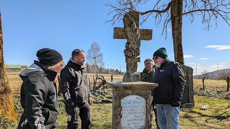 Begutachtung der anstehenden Aufgaben an den alten Grabdenkmälern. Das Bild zeigt von links: Denise Ullrich, Tobias Hummel, Klaus Schuhmann und Dietmar Ullrich.