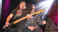 Die Fans bei der Motorradsternfahrt waren begeistert vom fetzigen Hardrock der Gruppe „Bonfire“. Ronnie Parkes spielt den Bass, Sänger Dyan Mair spielt dazu Luftgitarre.