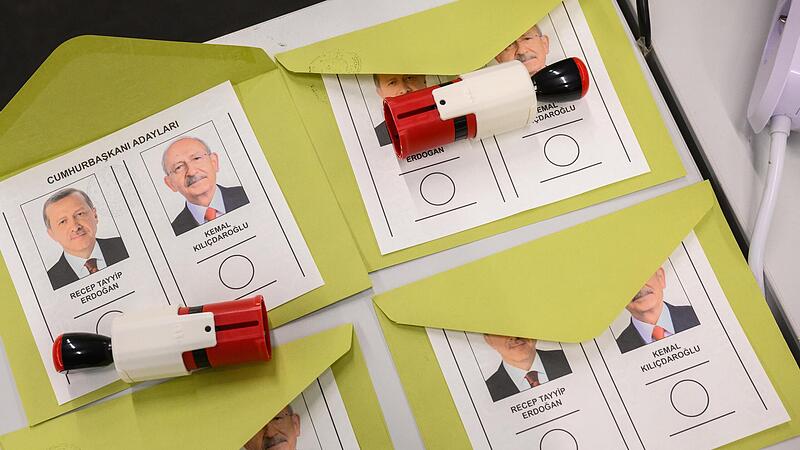 An diesem Sonntag entscheiden die türkischen Wähler, ob sie Präsident Erdogan mindestens fünf Jahre weiter an der Spitze des Staates haben oder mit Herausforderer Kilicdaroglu neu anfangen wollen. An diesem Sonntag entscheiden die türkischen Wähler, ob sie Präsident Erdogan mindestens fünf Jahre weiter an der Spitze des Staates haben oder mit Herausforderer Kilicdaroglu neu anfangen wollen.