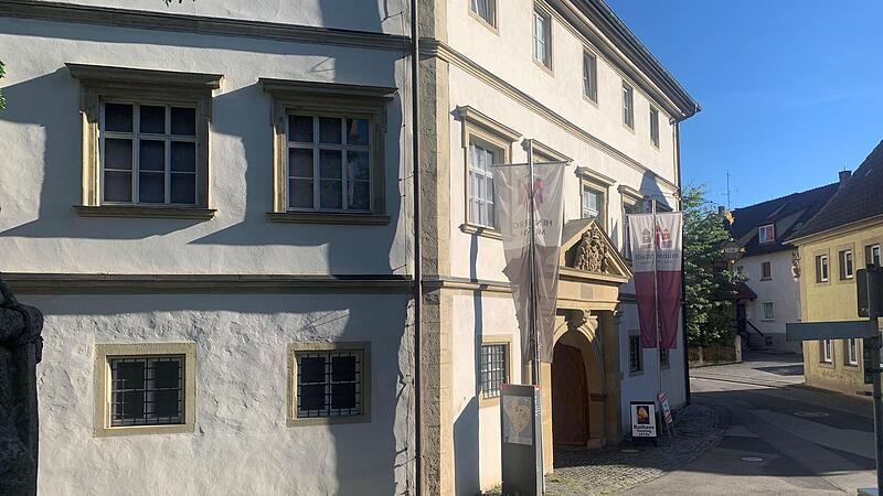 Seit Ende der 1960er Jahre ist das Hennebergmuseum im Münnerstädter Deutschordensschloss untergebracht. Zuvor befand es sich im Rathaus. Jetzt wird es 100 Jahre alt. Seit Ende der 1960er Jahre ist das Hennebergmuseum im Münnerstädter Deutschordensschloss untergebracht. Zuvor befand es sich im Rathaus. Jetzt wird es 100 Jahre alt.