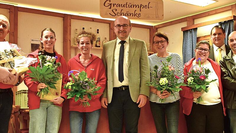 Bei der Ehrung, von links: Stephan Hereth (25 Jahre), Sandra Dörfler (15 Jahre), Heidi Dörfler (35 Jahre), Vorsitzender Manfred Zapf, Franziska Schwarz (25 Jahre), Heike Schoberth-Wesser (35 Jahre), 2. Vorsitzender Thomas Hirschmann und Dirk Wesse...