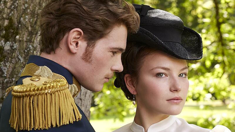 Die Hauptdarsteller Devrim Lingnau (Sisi) und Philip Froissant (Franz) drehen ab heute mehrere Szenen für die Netflix-Serie „The Empress“ in Bamberg. Die Hauptdarsteller Devrim Lingnau (Sisi) und Philip Froissant (Franz) drehen ab heute mehrere Szenen für die Netflix-Serie „The Empress“ in Bamberg.