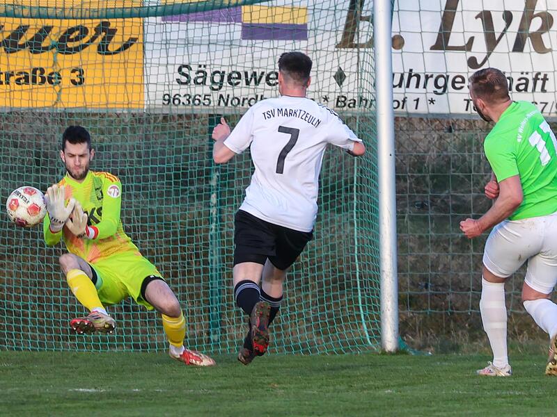 Mit einer Glanzparade wehrt Marktzeulns Keeper Luis Schrepfer den Torschuss von Alexander Fialkovski (grün) ab. Mit einer Glanzparade wehrt Marktzeulns Keeper Luis Schrepfer den Torschuss von Alexander Fialkovski (grün) ab.