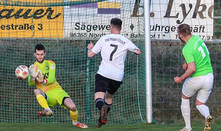 Mit einer Glanzparade wehrt Marktzeulns Keeper Luis Schrepfer den Torschuss von Alexander Fialkovski (gr&uuml;n) ab.