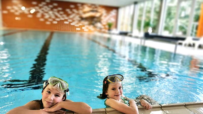 Das Hallenbad Königsberg hat wegen Corona weniger Besucher. Trotzdem wird den Badegästen viel Programm geboten.
