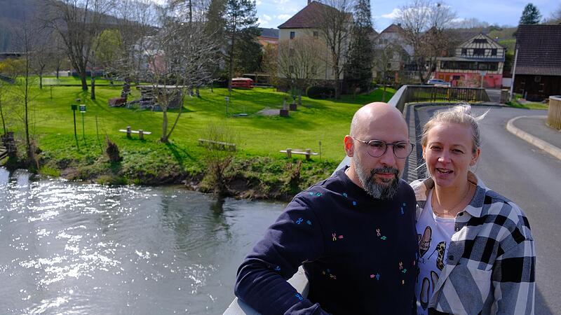 Karolin und Emmanuel Monteiro Dantas sorgen sich um ihren Biergarten an der Saale mit dem Hotel- und Restaurantgeb&auml;ude im Hintergrund.