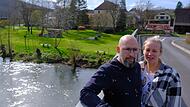 Karolin und Emmanuel Monteiro Dantas sorgen sich um ihren Biergarten an der Saale mit dem Hotel- und Restaurantgebäude im Hintergrund.