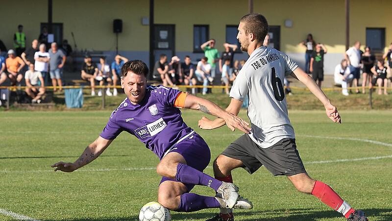 FCE-Kapit&auml;n Philipp Juraschek (l.) im Duell mit  Sebastian Burgis