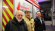 Günter Anderl (von links), Herbert Gebhardt zusammen mit Kommandant Sebastian Müller (von links) von der Freiwilligen Feuerwehr Kirchehrenbach. Anderl musste mit 65 Jahren unfreiwillig die Feuerwehr verlassen.