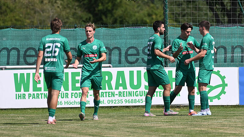 Sport Fußball Saison 2026 / 2027 Bayernliga Nord Privatspiel BD-Sensors Cup Röslau Spiel um Platz 3 Sonntag 12.07.2026 Spielort Sportanlage Röslau Spielbeginn 15.00 h FC Vorwärts Röslau gegen TSV Neudrossenfeld Halbzeitergebnis 0:2 Endstand 0:2 Jube Sport Fußball Saison 2026 / 2027 Bayernliga Nord Privatspiel BD-Sensors Cup Röslau Spiel um Platz 3 Sonntag 12.07.2026 Spielort Sportanlage Röslau Spielbeginn 15.00 h FC Vorwärts Röslau gegen TSV Neudrossenfeld Halbzeitergebnis 0:2 Endstand 0:2 Jube