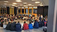 In der Aula warten die Teilnehmer darauf, in ihre Gruppen zu gehen und loszulegen. In der Aula warten die Teilnehmer darauf, in ihre Gruppen zu gehen und loszulegen.