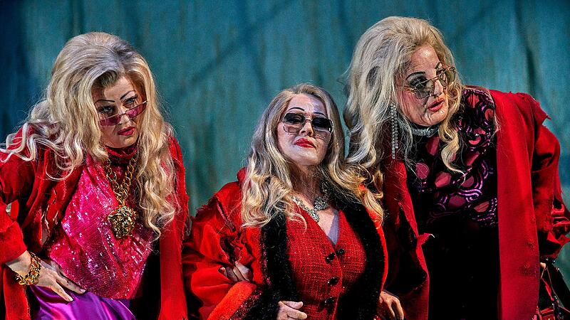 Die drei Rheintöchter (v. l): Evelin Novak (Woglinde), Simone Schröder (Floßhilde) und Stephanie Houtzeel (Wellgunde) in der "Götterdämmerung".Seiler und Speer Die drei Rheintöchter (v. l): Evelin Novak (Woglinde), Simone Schröder (Floßhilde) und Stephanie Houtzeel (Wellgunde) in der "Götterdämmerung".Seiler und Speer