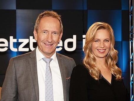 Tilmann Schöberl und Franziska Eder moderien die Sendung "Jetzt red i" des Bayerischen Fernsehens.
