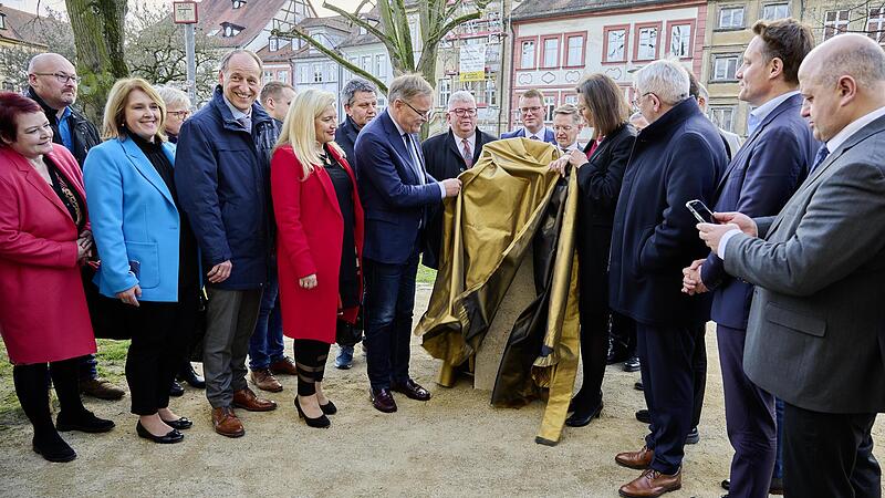 Landtagspr&auml;sidentin Ilse Aigner und Oberb&uuml;rgermeister Andreas Starke enth&uuml;llen den &bdquo;Verfassungsw&uuml;rfel&ldquo; auf dem Schillerplatz.