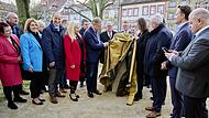 Landtagspräsidentin Ilse Aigner und Oberbürgermeister Andreas Starke enthüllen den „Verfassungswürfel“ auf dem Schillerplatz.