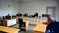 Staatsanwältin Weber, zwei Justizmitarbeiterinnen, Strafrichterin Distler und der Angeklagte
