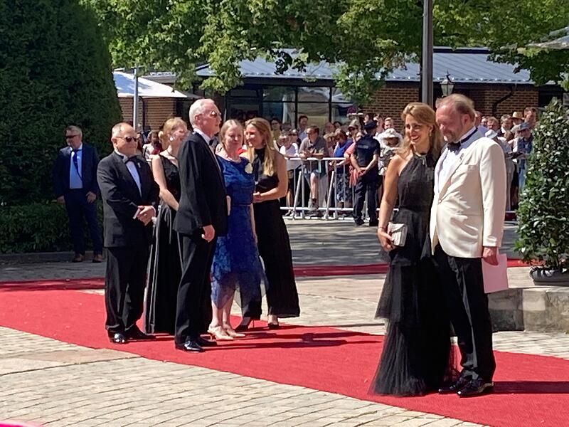 Alexander F&uuml;rst zu Schaumburg-Lippe (wei&szlig;es Jackett).