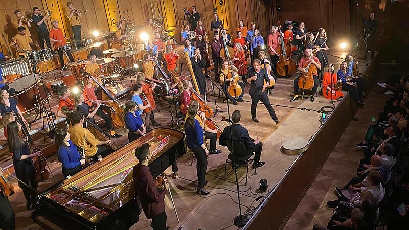 Kristjan J&auml;rvi (mit Mikrofon) und sein Baltic Sea Philharmonic bringen den Regentenbau  zum Tanzen.