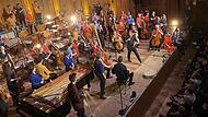 Kristjan Järvi (mit Mikrofon) und sein Baltic Sea Philharmonic bringen den Regentenbau  zum Tanzen.