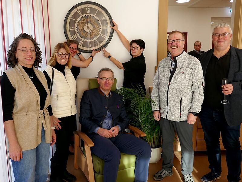 Im ehemaligen Trebgaster Bahnhof stehen alle Signale auf Gr&uuml;n und die Uhr geht  wieder richtig. Der Diakonieverbund  Kulmbach &uuml;bernimmt  die Tagespflegestation.