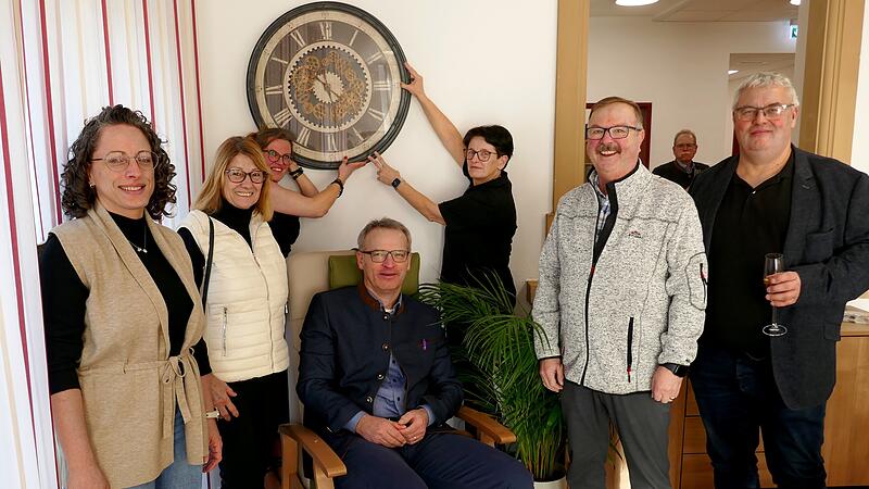 Im ehemaligen Trebgaster Bahnhof stehen alle Signale auf Gr&uuml;n und die Uhr geht  wieder richtig. Der Diakonieverbund  Kulmbach &uuml;bernimmt  die Tagespflegestation.