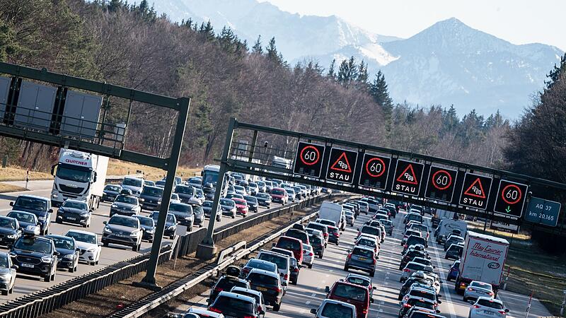 Stau auf der Autobahn auf den Strecken in die Skigebiete