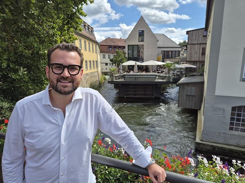 Maximilian Beughold vor seinem Henrii im Zentrum des Bamberger Welterbes.