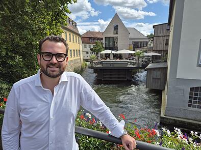 Maximilian Beughold vor seinem Henrii im Zentrum des Bamberger Welterbes.