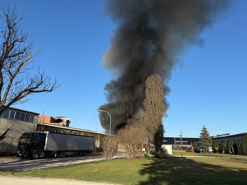 Am Freitag, 4. April 2025, sorgte ein Feuer beim Recyclinghof und Entsorgungsbetrieb Fritsche in Forchheim f&uuml;r einen Gro&szlig;einsatz.
