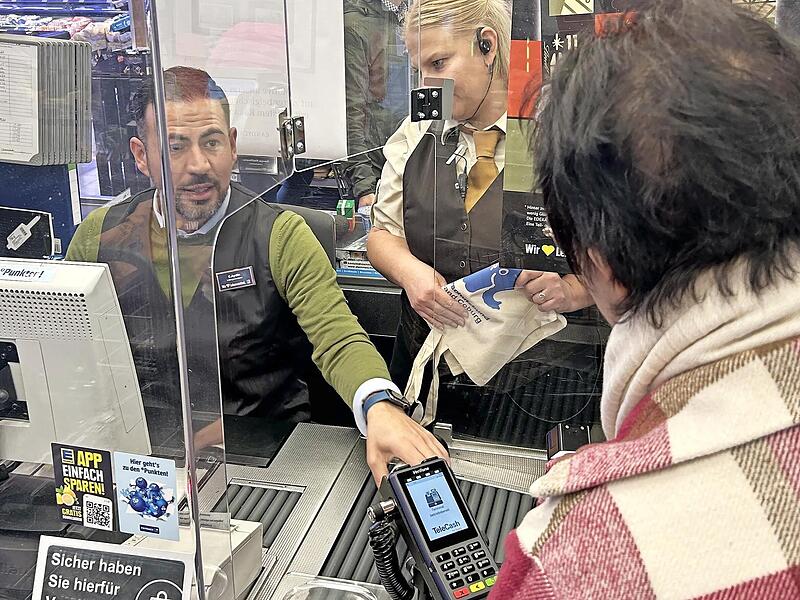 Coburgs Dritter Bürgermeister Can Aydin setzte sich eine Stunde lang an die Supermarktkasse. Die Umsätze, die in dieser Zeit zusammenkamen, gingen als Spende an den Kinderschutzbund Coburg.