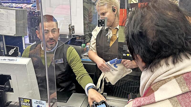 Coburgs Dritter Bürgermeister Can Aydin setzte sich eine Stunde lang an die Supermarktkasse. Die Umsätze, die in dieser Zeit zusammenkamen, gingen als Spende an den Kinderschutzbund Coburg. Coburgs Dritter Bürgermeister Can Aydin setzte sich eine Stunde lang an die Supermarktkasse. Die Umsätze, die in dieser Zeit zusammenkamen, gingen als Spende an den Kinderschutzbund Coburg.